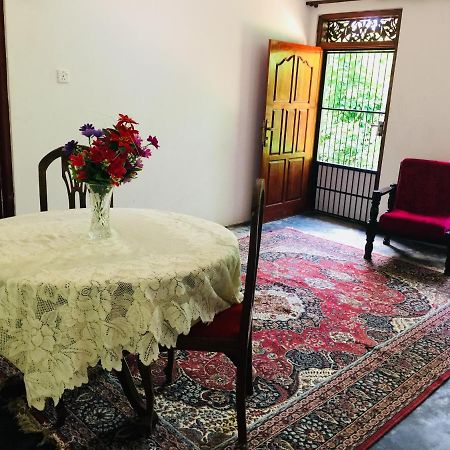 Thaaru Guest Bed and Breakfast Mirissa Buitenkant foto