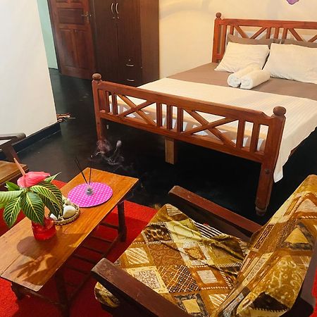 Thaaru Guest Bed and Breakfast Mirissa Buitenkant foto