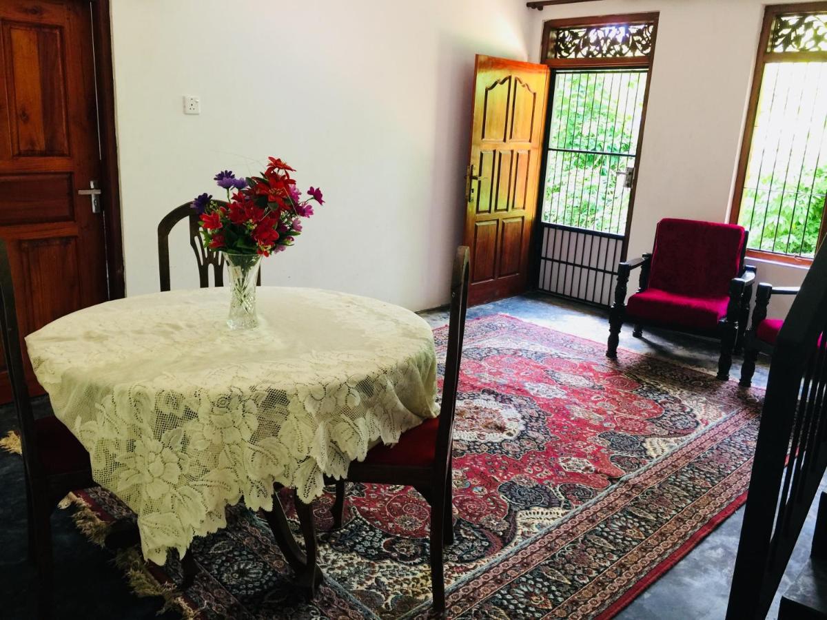Thaaru Guest Bed and Breakfast Mirissa Buitenkant foto