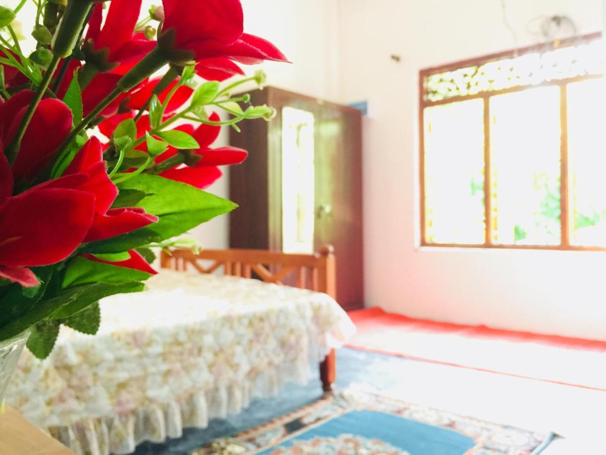 Thaaru Guest Bed and Breakfast Mirissa Buitenkant foto
