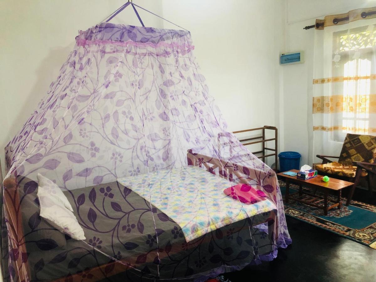 Thaaru Guest Bed and Breakfast Mirissa Buitenkant foto