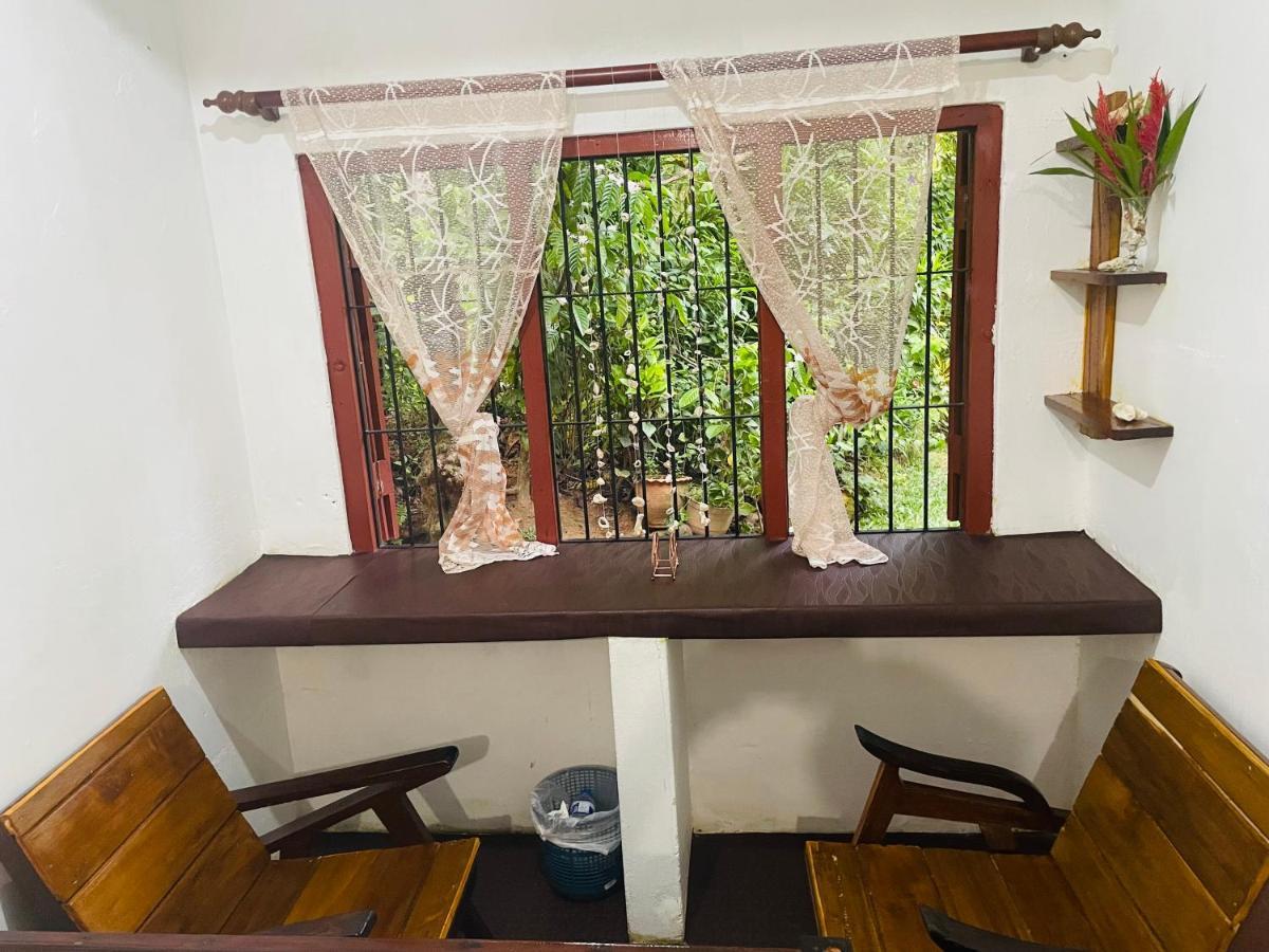 Thaaru Guest Bed and Breakfast Mirissa Buitenkant foto