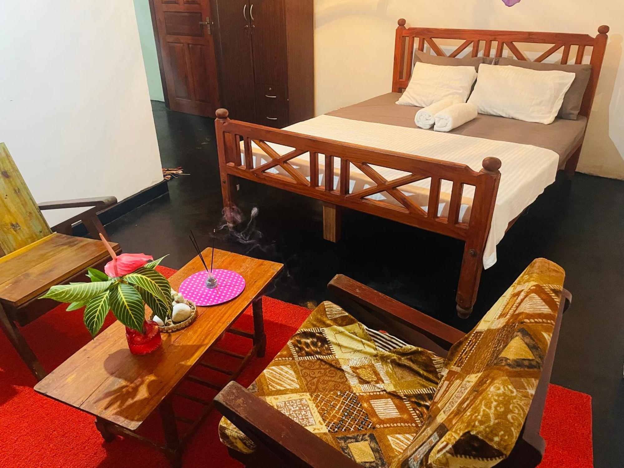 Thaaru Guest Bed and Breakfast Mirissa Buitenkant foto