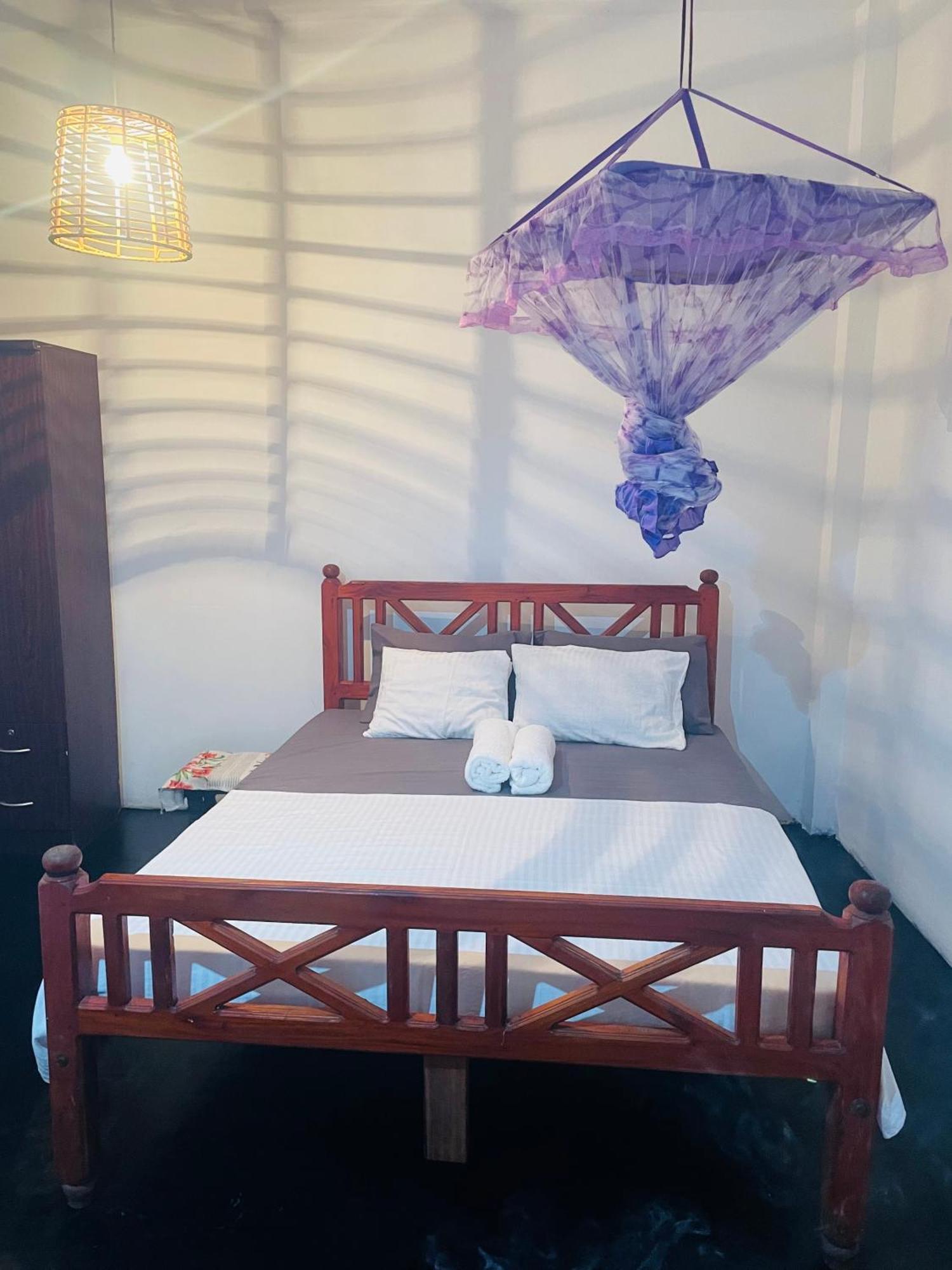 Thaaru Guest Bed and Breakfast Mirissa Buitenkant foto